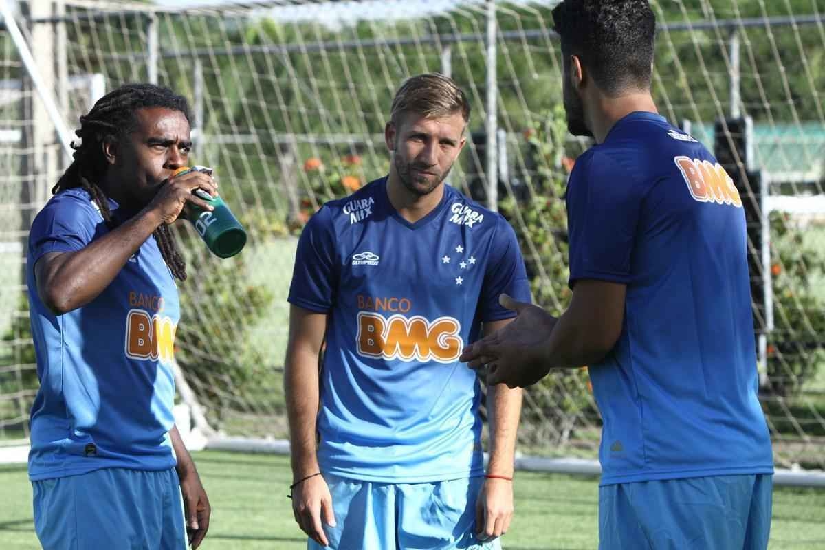 Equipe treinou na Toca II com lateral-direito Fabiano, volante Seymour e atacantes Damio e Joel