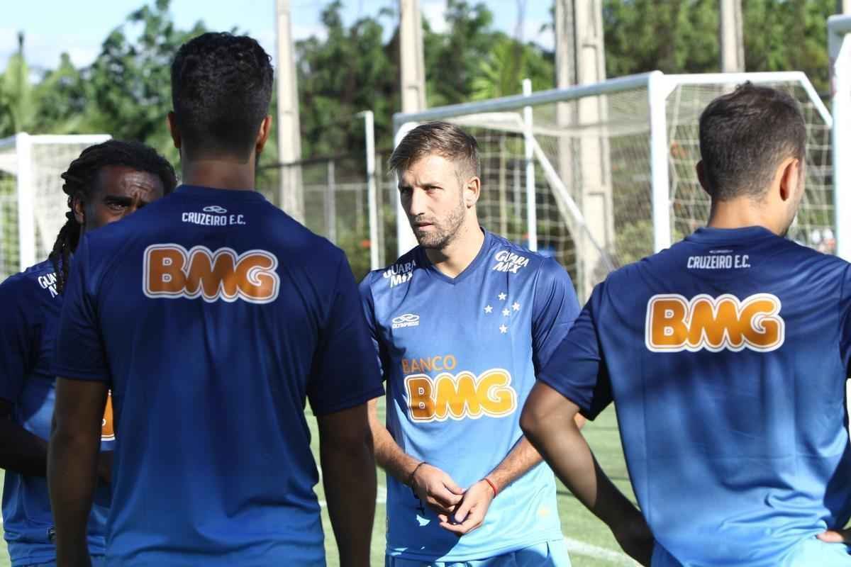 Equipe treinou na Toca II com lateral-direito Fabiano, volante Seymour e atacantes Damio e Joel