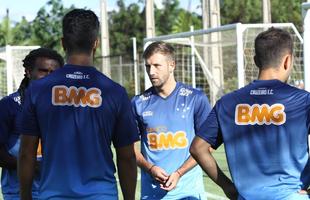 Equipe treinou na Toca II com lateral-direito Fabiano, volante Seymour e atacantes Damião e Joel