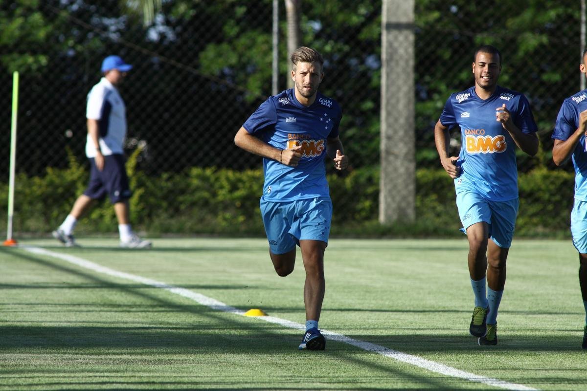 Equipe treinou na Toca II com lateral-direito Fabiano, volante Seymour e atacantes Damio e Joel