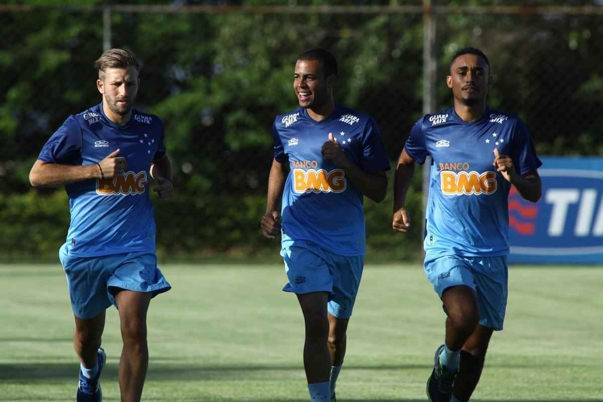 Equipe treinou na Toca II com lateral-direito Fabiano, volante Seymour e atacantes Damio e Joel