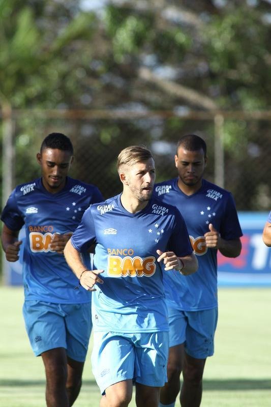 Equipe treinou na Toca II com lateral-direito Fabiano, volante Seymour e atacantes Damio e Joel