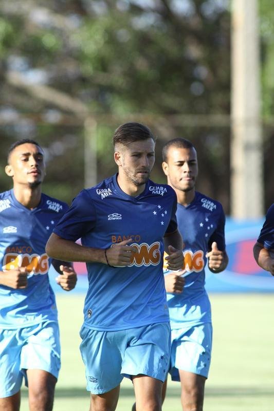 Equipe treinou na Toca II com lateral-direito Fabiano, volante Seymour e atacantes Damio e Joel