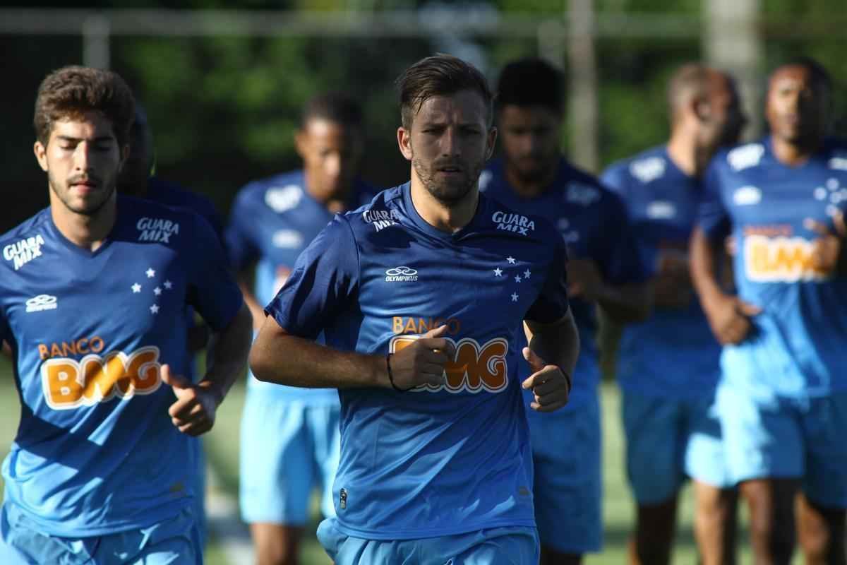 Equipe treinou na Toca II com lateral-direito Fabiano, volante Seymour e atacantes Damio e Joel