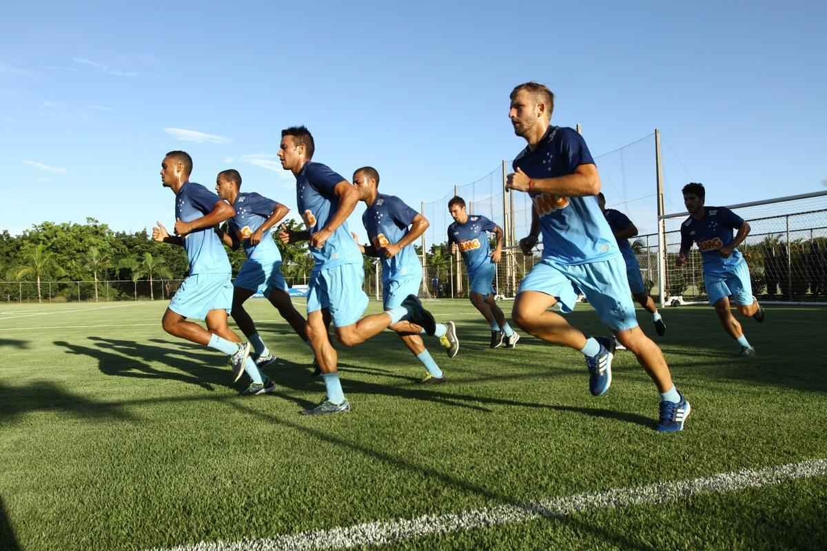 Equipe treinou na Toca II com lateral-direito Fabiano, volante Seymour e atacantes Damio e Joel