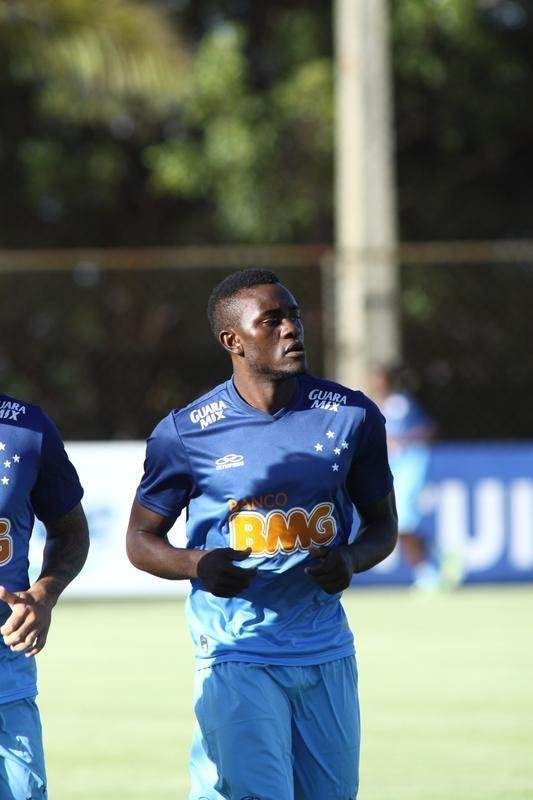 Equipe treinou na Toca II com lateral-direito Fabiano, volante Seymour e atacantes Damio e Joel