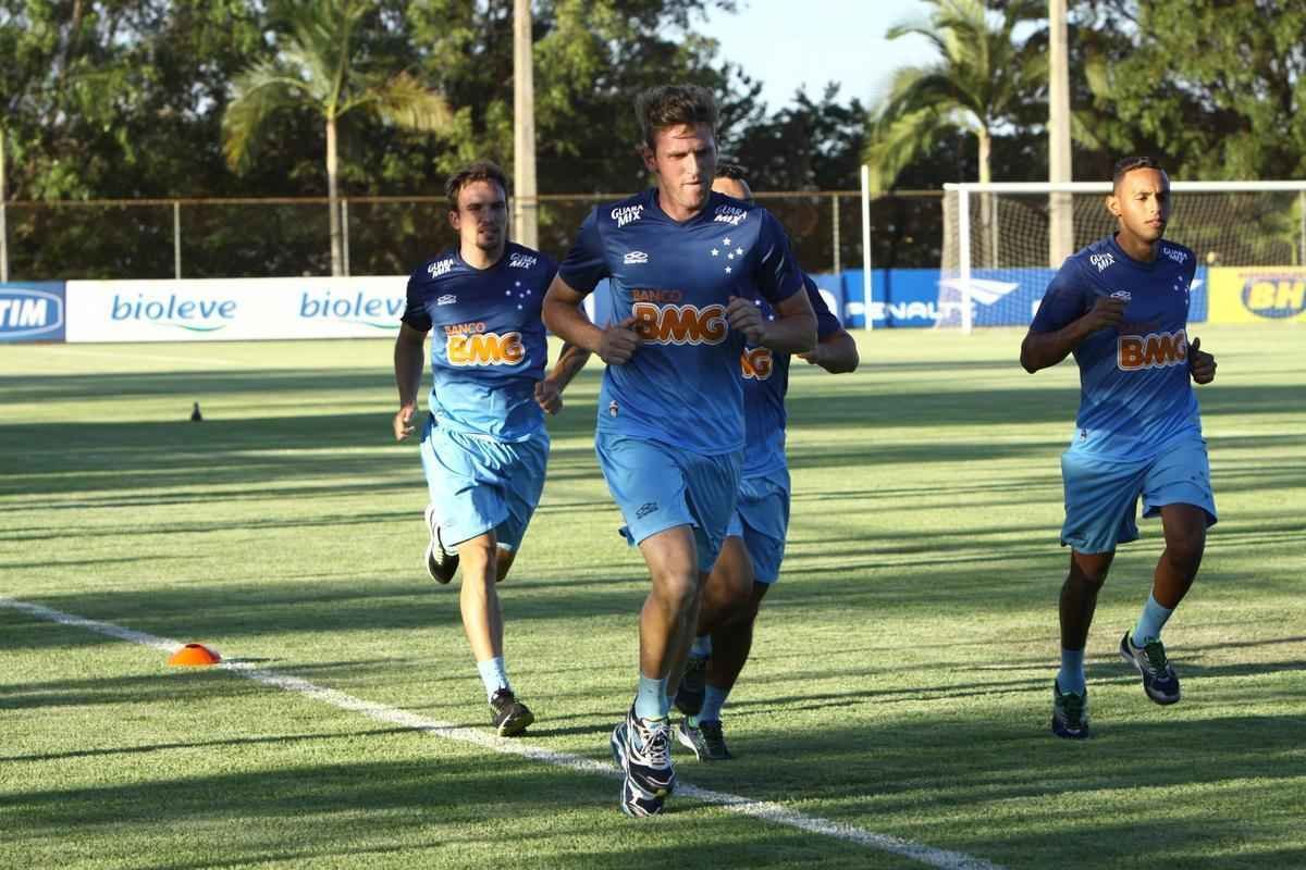 Equipe treinou na Toca II com lateral-direito Fabiano, volante Seymour e atacantes Damio e Joel