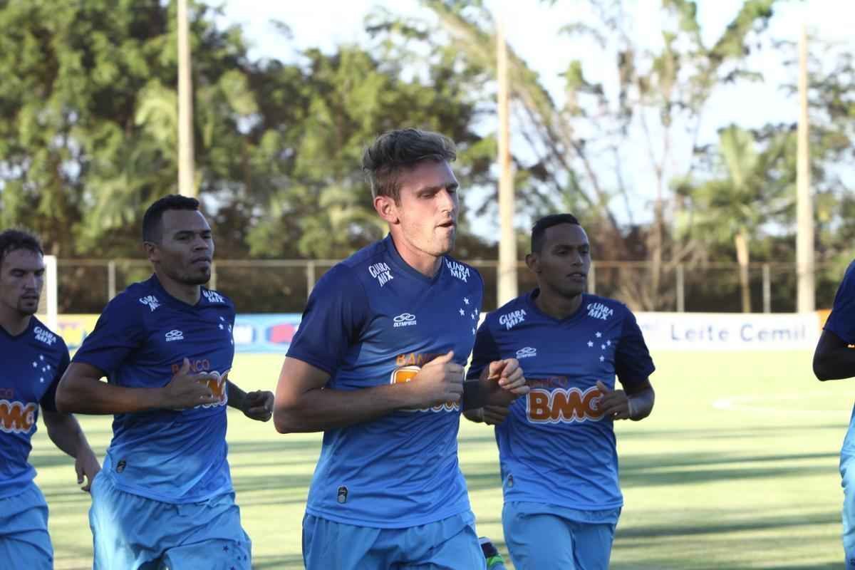 Equipe treinou na Toca II com lateral-direito Fabiano, volante Seymour e atacantes Damio e Joel