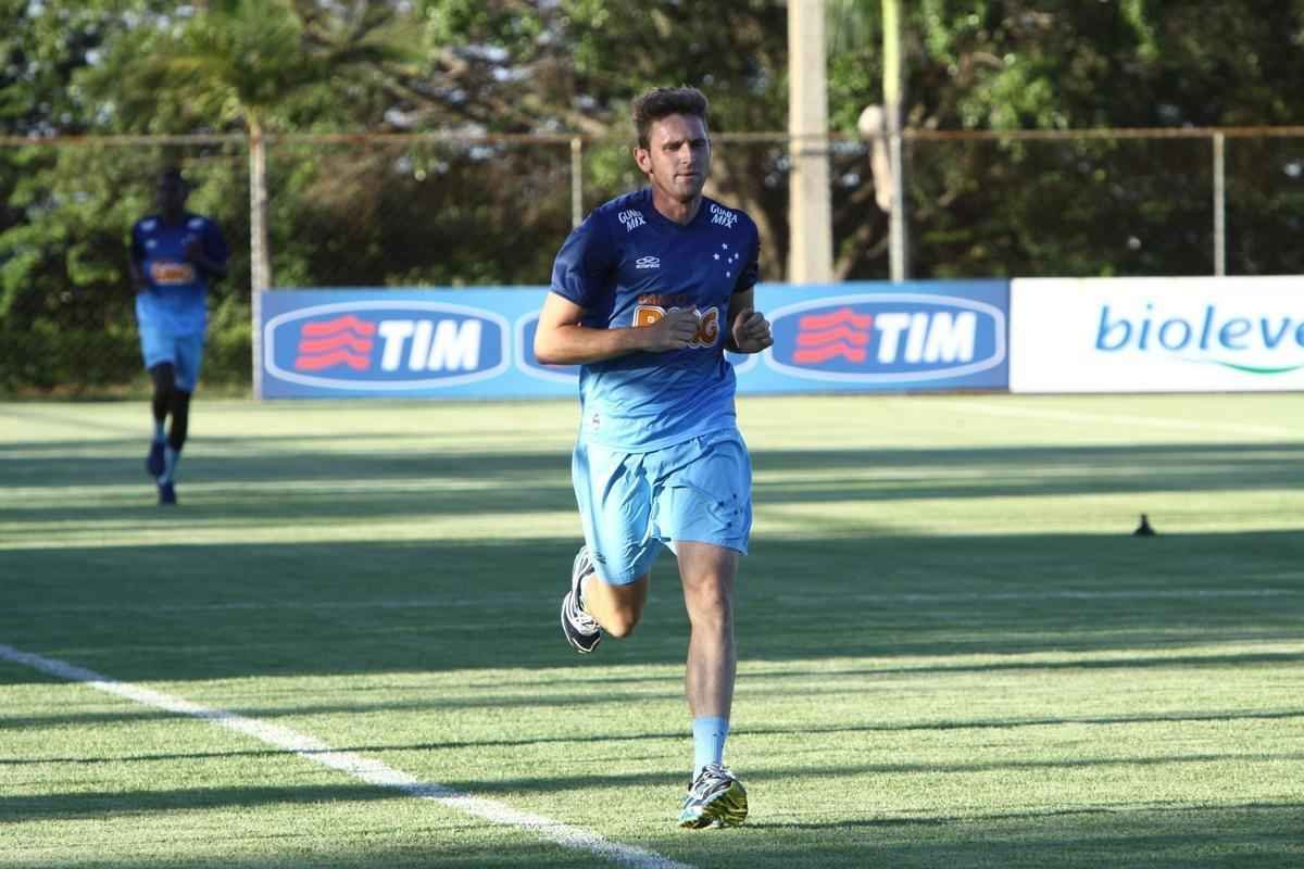 Equipe treinou na Toca II com lateral-direito Fabiano, volante Seymour e atacantes Damio e Joel