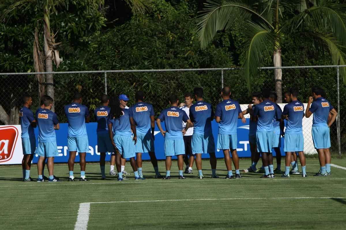 Equipe treinou na Toca II com lateral-direito Fabiano, volante Seymour e atacantes Damio e Joel