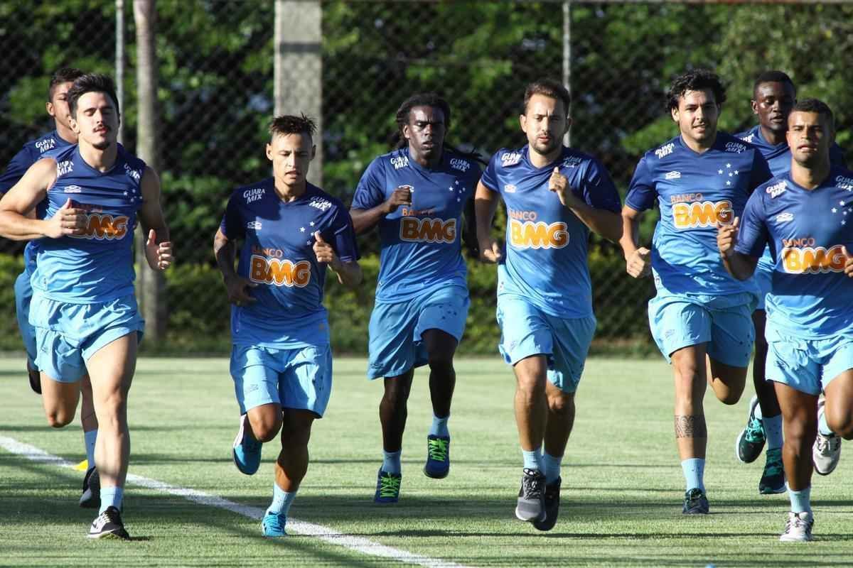 Equipe treinou na Toca II com lateral-direito Fabiano, volante Seymour e atacantes Damio e Joel