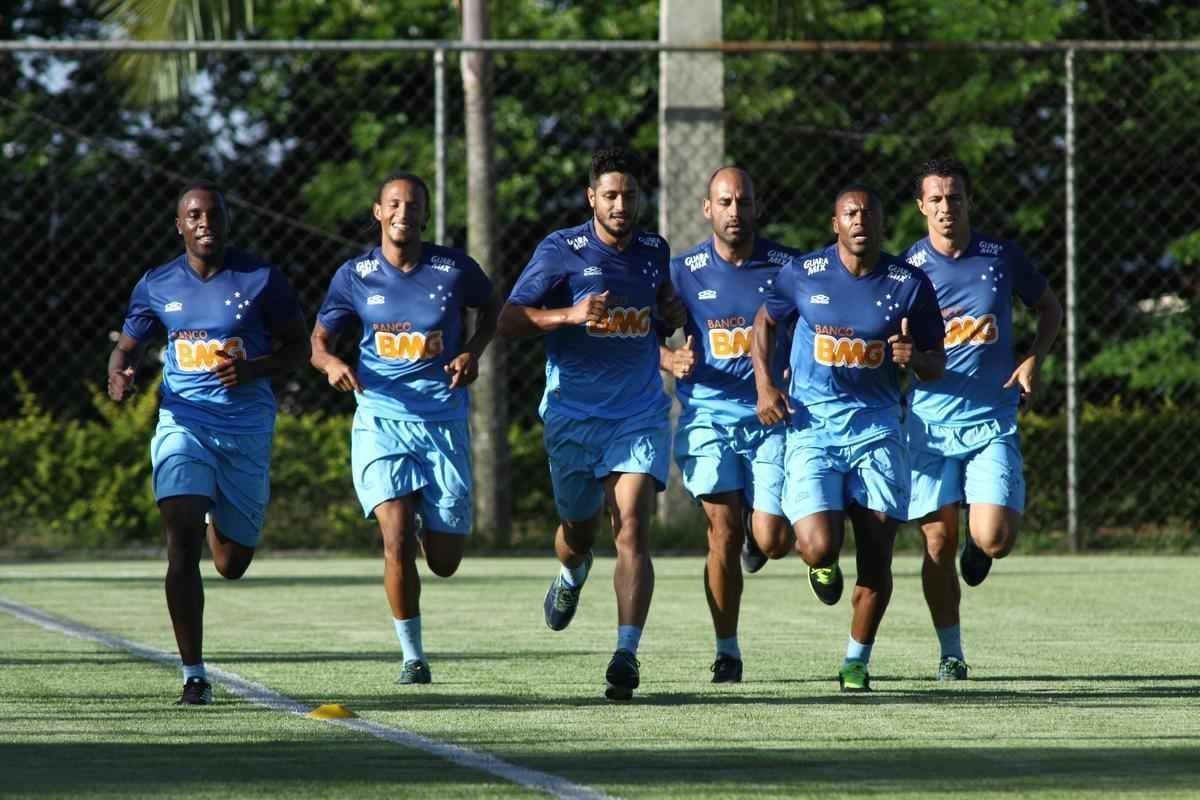 Equipe treinou na Toca II com lateral-direito Fabiano, volante Seymour e atacantes Damio e Joel