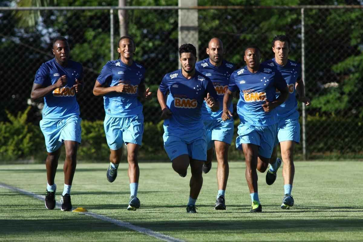 Equipe treinou na Toca II com lateral-direito Fabiano, volante Seymour e atacantes Damio e Joel