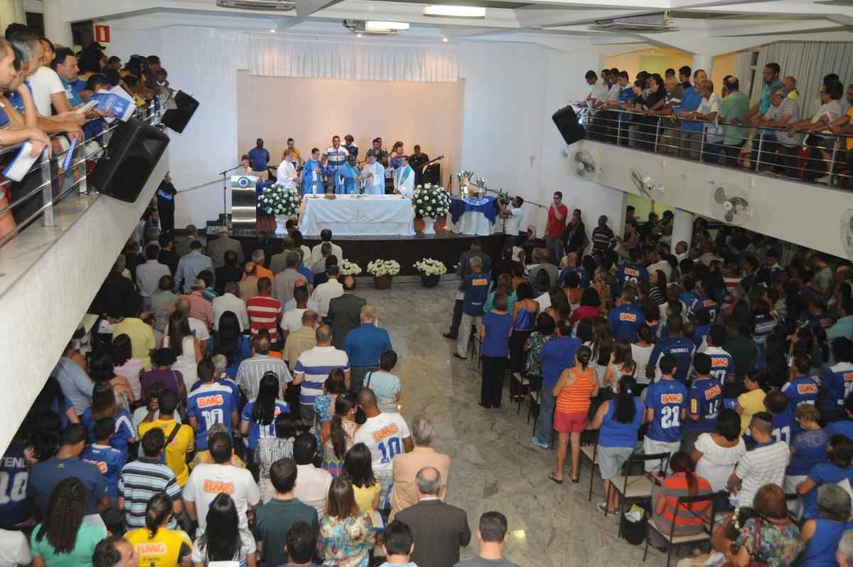 Cruzeiro comemorou aniversário com tradicional missa, no Barro Preto, nessa quarta-feira. Clube completou 94 anos no dia 2 de janeiro. O presidente Gilvan de Pinho Tavares e o técnico Marcelo Oliveira compareceram à missa