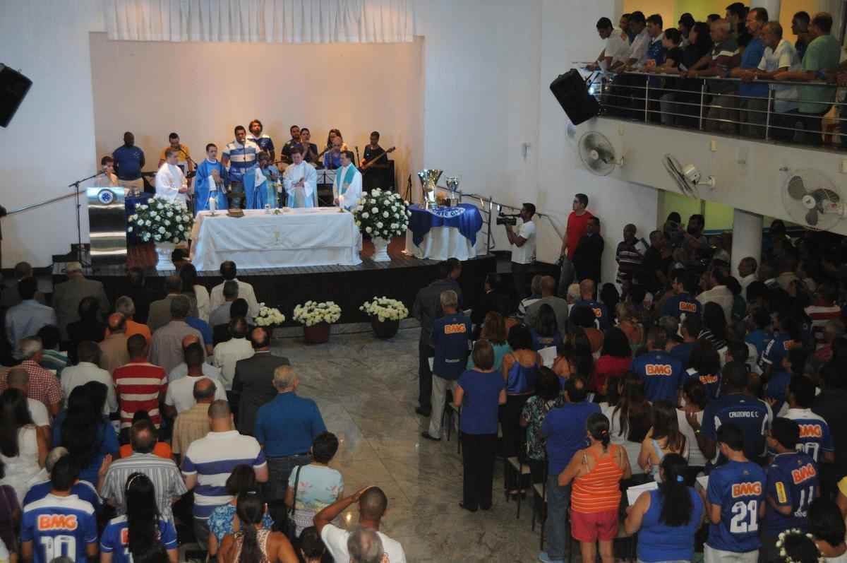 Cruzeiro comemorou aniversário com tradicional missa, no Barro Preto, nessa quarta-feira. Clube completou 94 anos no dia 2 de janeiro. O presidente Gilvan de Pinho Tavares e o técnico Marcelo Oliveira compareceram à missa