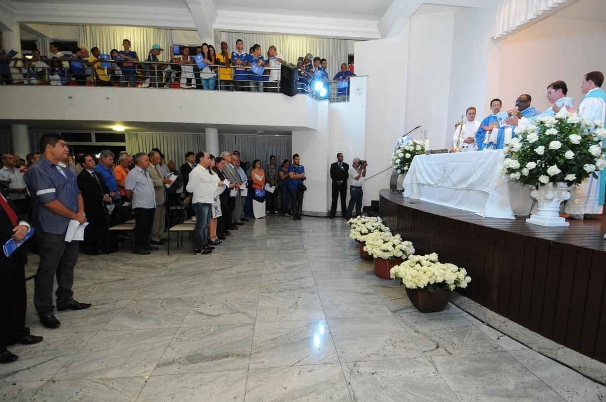 Cruzeiro comemorou aniversrio com tradicional missa, no Barro Preto, nessa quarta-feira. Clube completou 94 anos no dia 2 de janeiro. O presidente Gilvan de Pinho Tavares e o tcnico Marcelo Oliveira compareceram  missa
