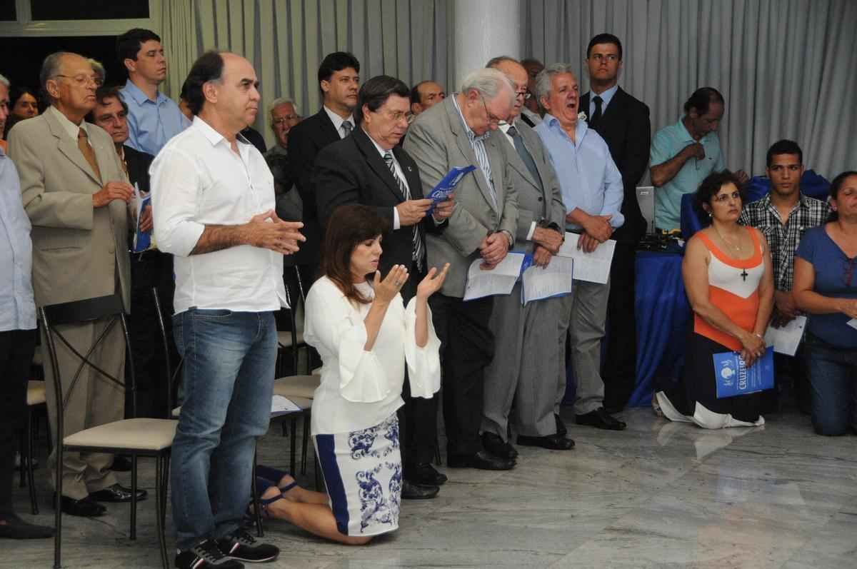 Cruzeiro comemorou aniversrio com tradicional missa, no Barro Preto, nessa quarta-feira. Clube completou 94 anos no dia 2 de janeiro. O presidente Gilvan de Pinho Tavares e o tcnico Marcelo Oliveira compareceram  missa