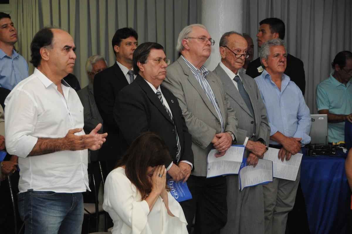 Cruzeiro comemorou aniversrio com tradicional missa, no Barro Preto, nessa quarta-feira. Clube completou 94 anos no dia 2 de janeiro. O presidente Gilvan de Pinho Tavares e o tcnico Marcelo Oliveira compareceram  missa