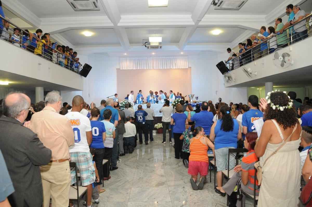 Cruzeiro comemorou aniversrio com tradicional missa, no Barro Preto, nessa quarta-feira. Clube completou 94 anos no dia 2 de janeiro. O presidente Gilvan de Pinho Tavares e o tcnico Marcelo Oliveira compareceram  missa