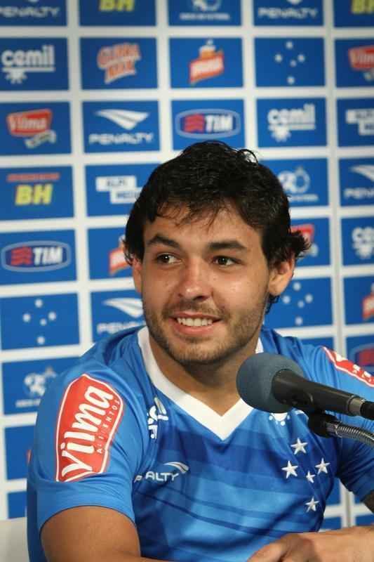 Ricardo Goulart deu entrevista nesta sexta-feira com a nova camisa de treino do Cruzeiro
