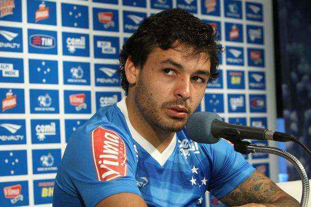 Ricardo Goulart deu entrevista nesta sexta-feira com a nova camisa de treino do Cruzeiro