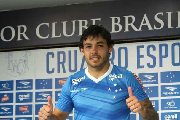 Ricardo Goulart deu entrevista nesta sexta-feira com a nova camisa de treino do Cruzeiro