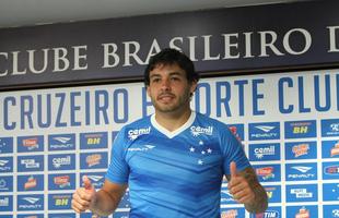 Ricardo Goulart deu entrevista nesta sexta-feira com a nova camisa de treino do Cruzeiro
