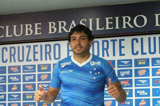 Ricardo Goulart deu entrevista nesta sexta-feira com a nova camisa de treino do Cruzeiro