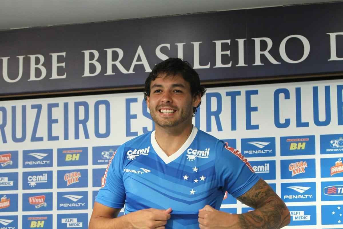Ricardo Goulart deu entrevista nesta sexta-feira com a nova camisa de treino do Cruzeiro