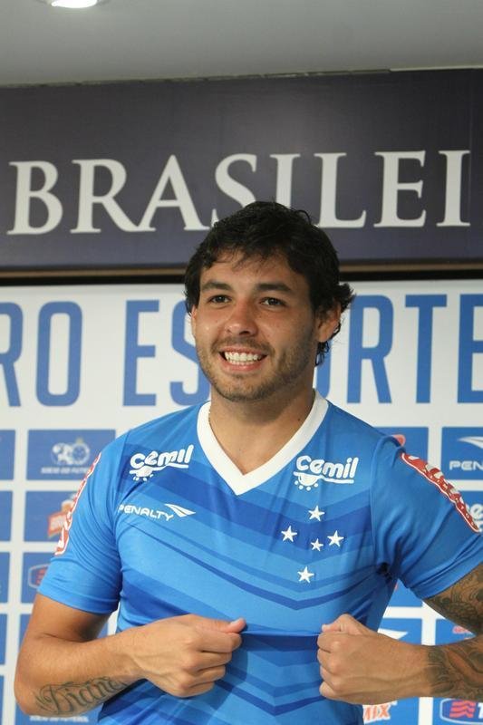 Ricardo Goulart deu entrevista nesta sexta-feira com a nova camisa de treino do Cruzeiro