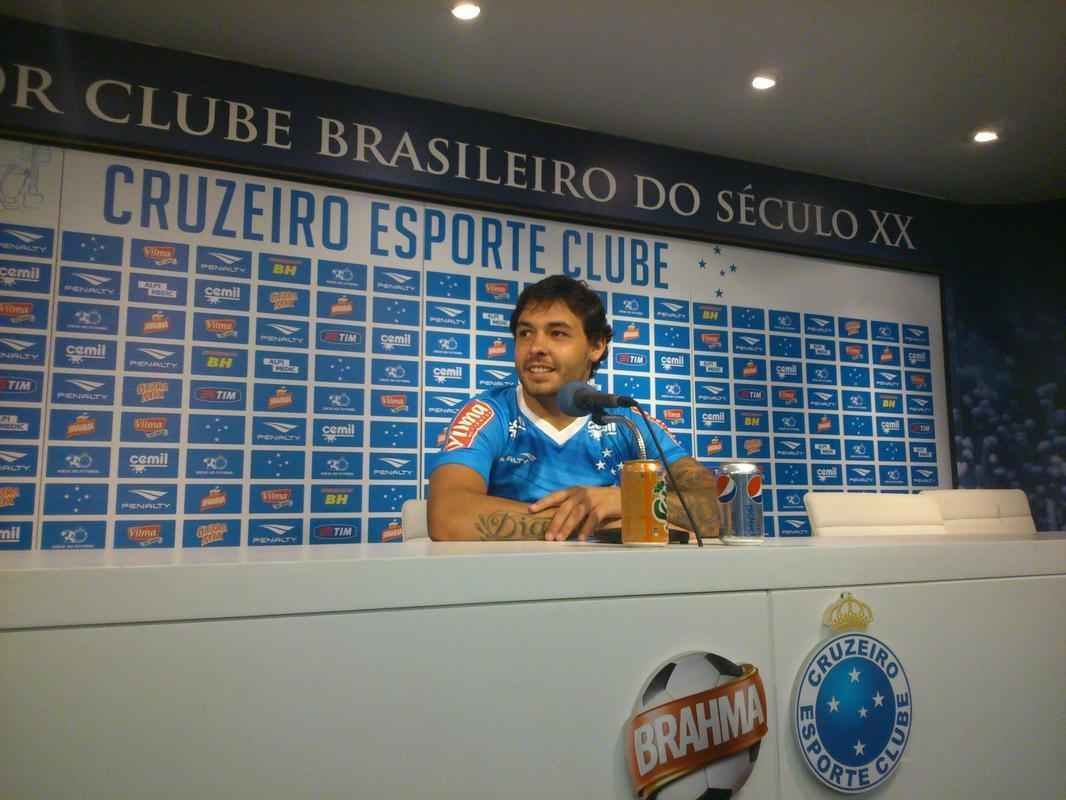 Ricardo Goulart deu entrevista nesta sexta-feira com a nova camisa de treino do Cruzeiro