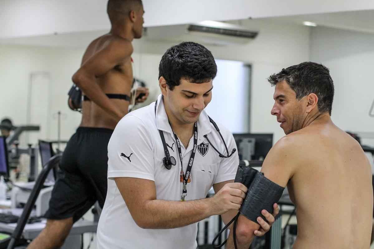O sbado de treino na Cidade  do Galo ficou marcado por baterias de exames clnicos e fsicos. Os atletas fizeram testes de lactato e isocintico, alm de inspees odontolgicas e oftalmolgicas. No domingo, o grupo completar todas as determinaes da primeira semana de pr-temporada.