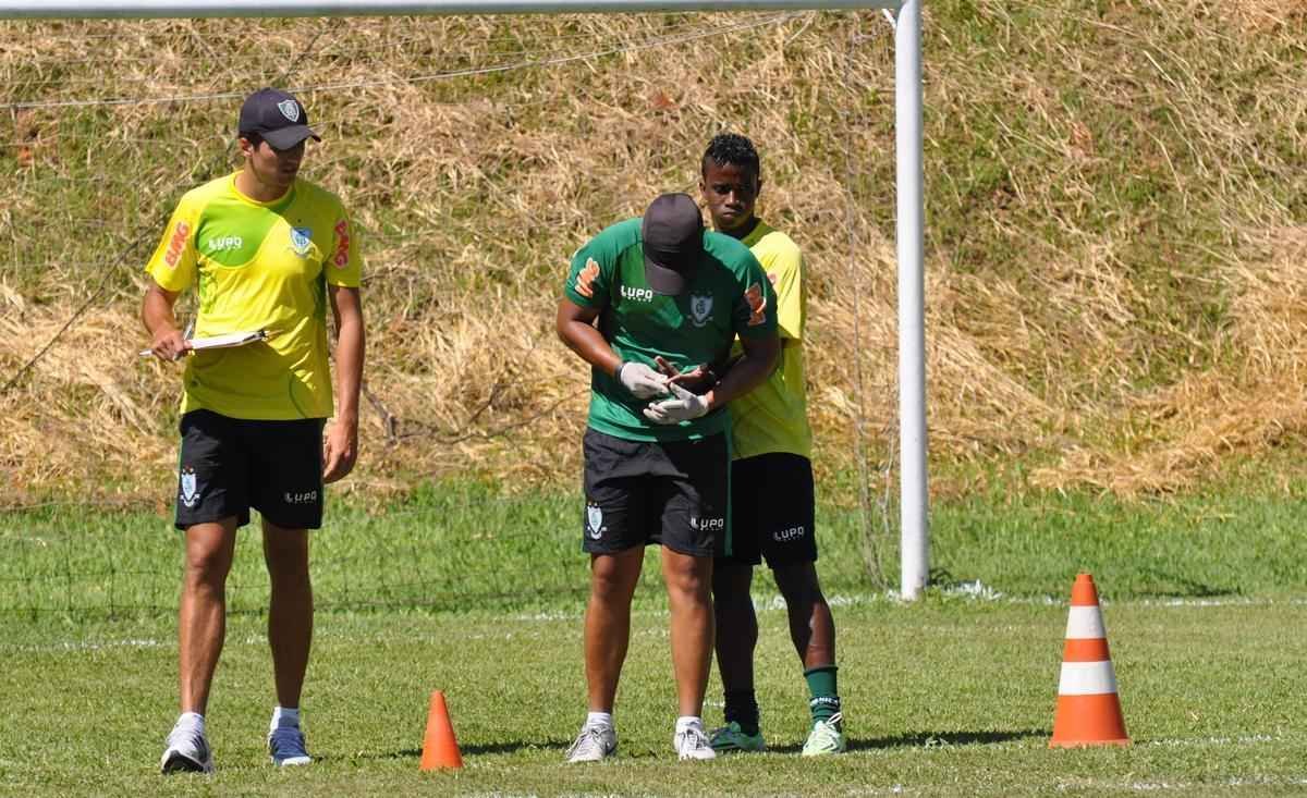 Sob forte calor, elenco do Amrica passou por rduo teste fsico no CT Lanna Drumond