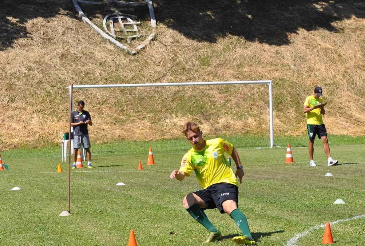 Sob forte calor, elenco do Amrica passou por rduo teste fsico no CT Lanna Drumond