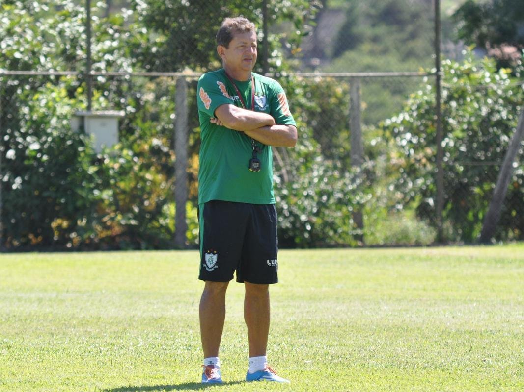 Sob forte calor, elenco do Amrica passou por rduo teste fsico no CT Lanna Drumond