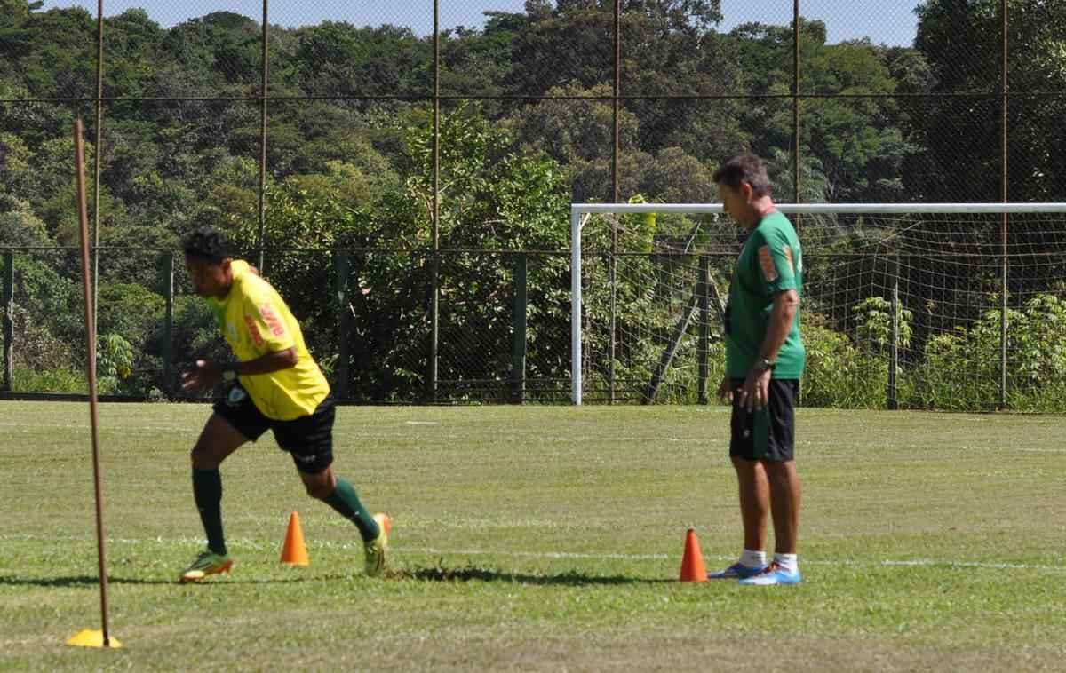 Sob forte calor, elenco do Amrica passou por rduo teste fsico no CT Lanna Drumond