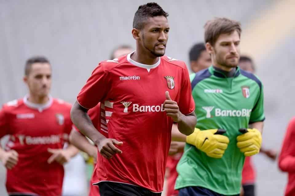Em junho do ano passado, o Cruzeiro vendeu o jovem zagueiro Wallace a um grupo europeu de investidores por 9,5 milhes de euros. O atleta foi repassado ao Braga, de Portugal. Como detinha 60% do jogador, o clube celeste ficou com 5,7 milhes de euros. Posteriormente, Wallace foi repassado ao Monaco, da Frana, pelos mesmos empresrios.