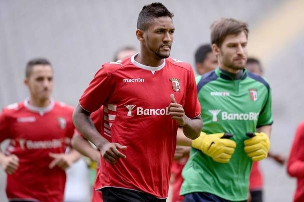 Em junho do ano passado, o Cruzeiro vendeu o jovem zagueiro Wallace a um grupo europeu de investidores por 9,5 milhões de euros. O atleta foi repassado ao Braga, de Portugal. Como detinha 60% do jogador, o clube celeste ficou com 5,7 milhões de euros. Posteriormente, Wallace foi repassado ao Monaco, da França, pelos mesmos empresários.