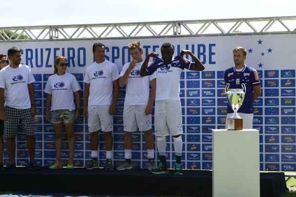 Em evento na Toca da Raposa I aberto para scios, clube apresentou Leandro Damio, Joel, Fabiano e Seymour