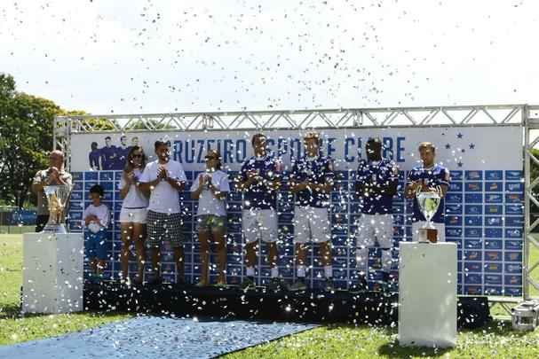 Em evento na Toca da Raposa I aberto para scios, clube apresentou Leandro Damio, Joel, Fabiano e Seymour