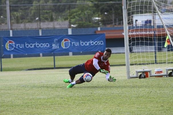 Em atividade realizada na Toca da Raposa I, Marcelo Oliveira esboou formao para incio da temporada