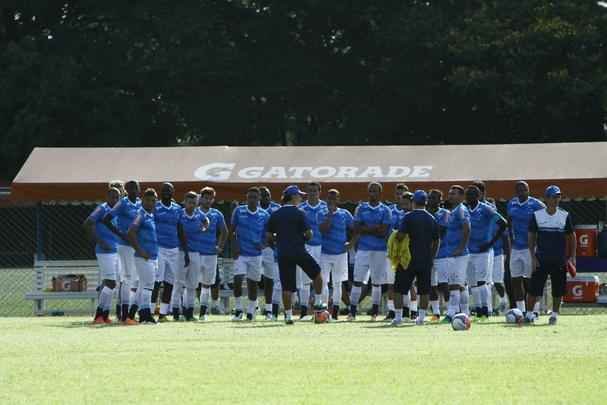 Em atividade realizada na Toca da Raposa I, Marcelo Oliveira esboou formao para incio da temporada