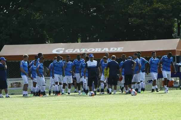Em atividade realizada na Toca da Raposa I, Marcelo Oliveira esboou formao para incio da temporada