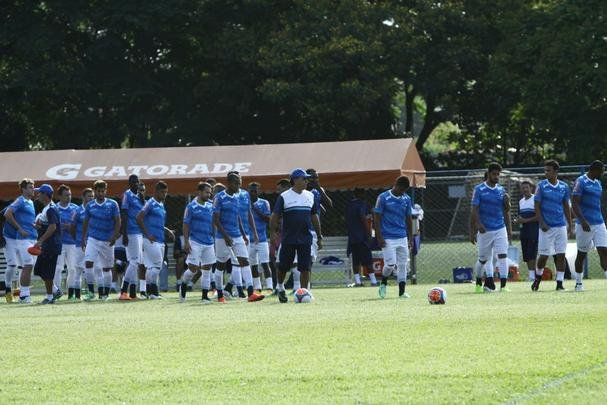 Em atividade realizada na Toca da Raposa I, Marcelo Oliveira esboou formao para incio da temporada