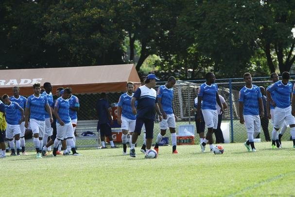 Em atividade realizada na Toca da Raposa I, Marcelo Oliveira esboou formao para incio da temporada