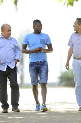Em reunio na Toca II, atacante colombiano acertou contrato de trs anos com o clube celeste