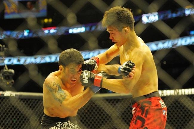 Joby Sanchez (bermuda preta) venceu Tateki Matsuda por deciso dividida