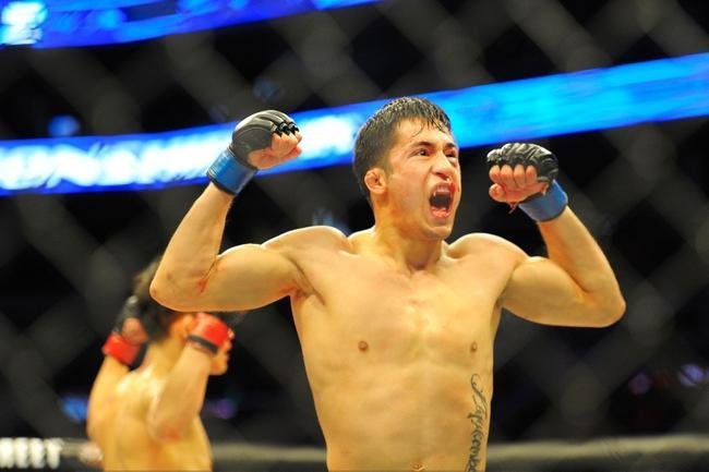 Joby Sanchez (bermuda preta) venceu Tateki Matsuda por deciso dividida