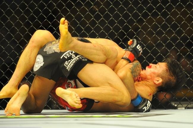 Joby Sanchez (bermuda preta) venceu Tateki Matsuda por deciso dividida