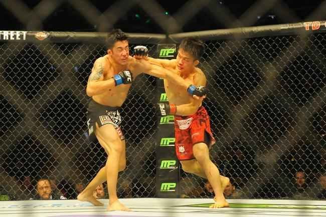 Joby Sanchez (bermuda preta) venceu Tateki Matsuda por deciso dividida